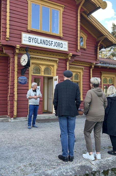 Lenkje til artikkel: Glimt frå Stasjonens Dag på Byglandsfjord stasjon